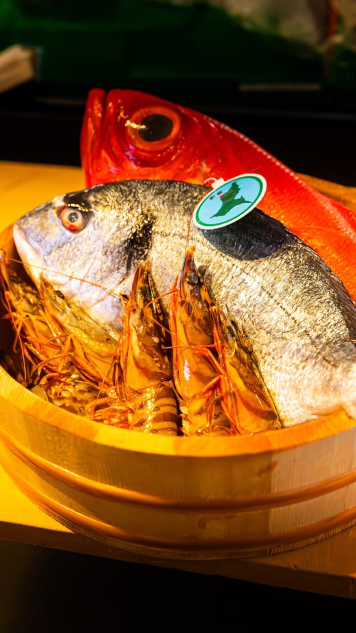 Whole fresh Kinmedai and Shima Aji in cedar wooden tub